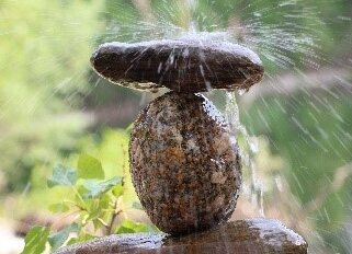 Galet de riviére Galet recevant de l'eau en equilibre