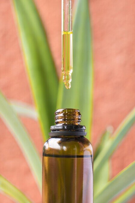 Soins par les huiles essentielles Flacon et compte gouttes huiles essentielles